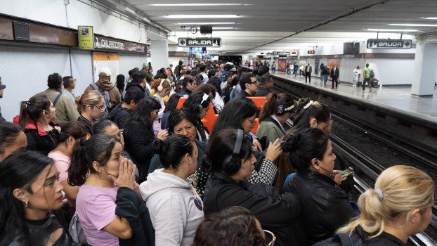 Usa servicios de transporte alternativos, como el metro, y respeta el programa del Hoy No Circula.