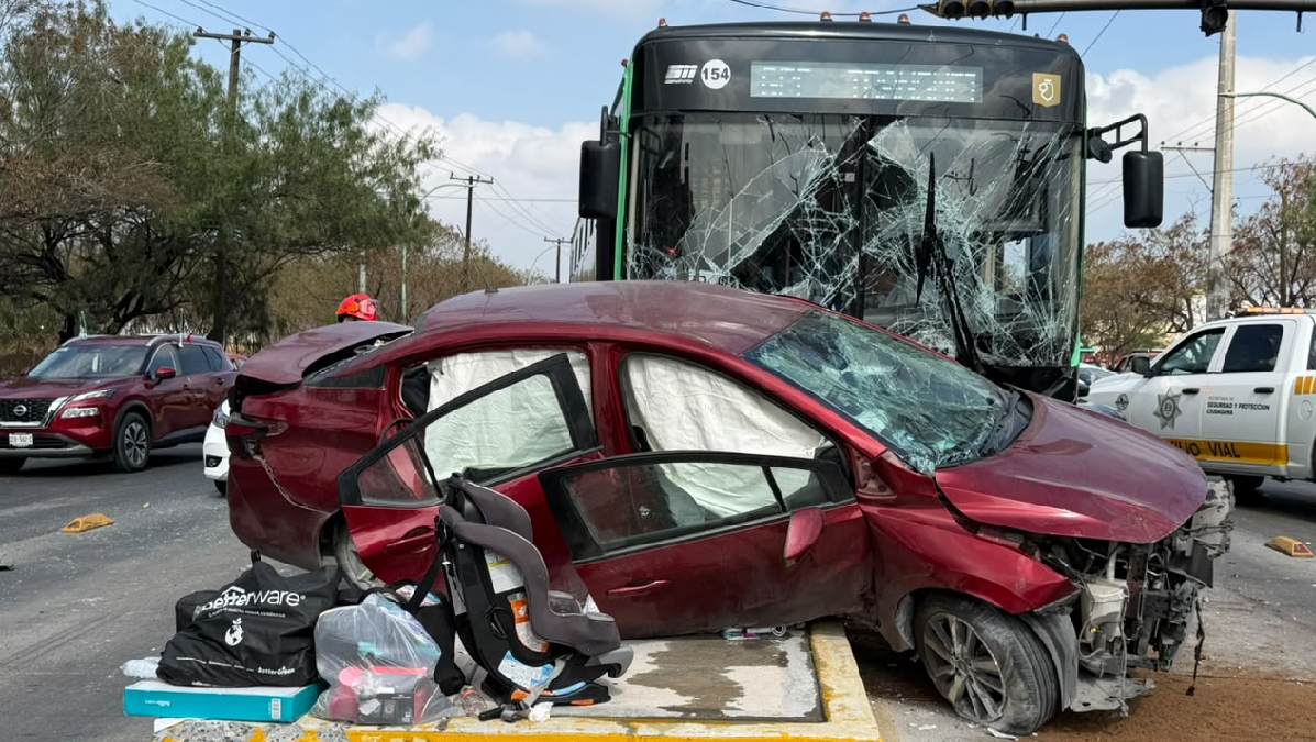 Al sitio también acudieron elementos de Protección Civil de Monterrey.