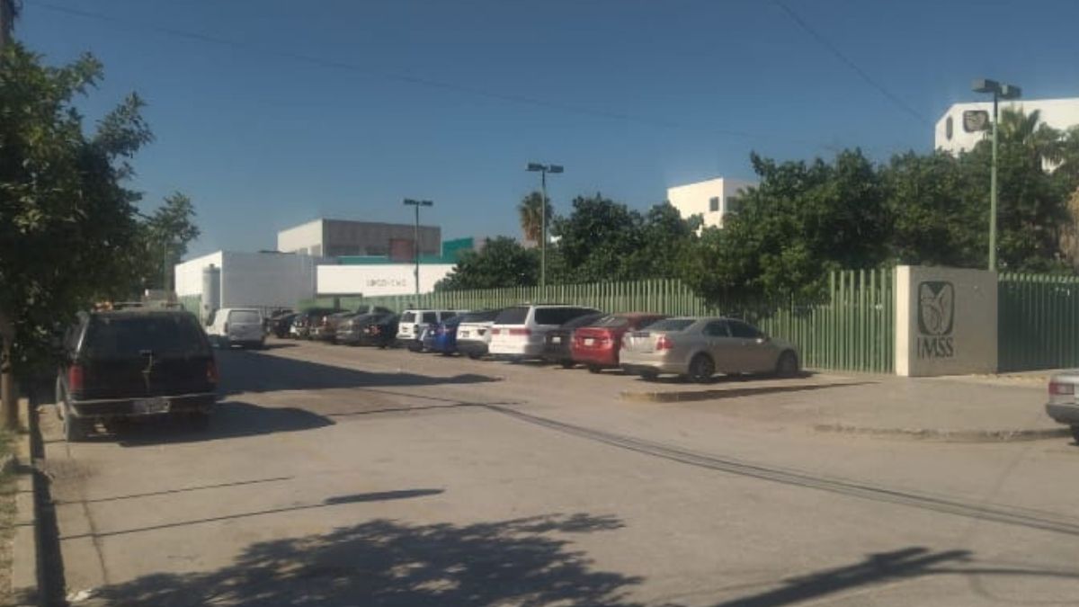 El afectado fue localizado tendido sobre el pavimento y a unos metros de distancia se encontró la motocicleta.