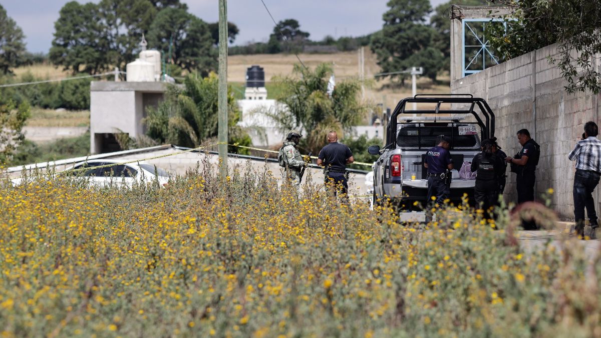 Autoridades locales acordonaron la escena del crimen sobre la calle José María Morelos, en la junta auxiliar de Santa María Acuexcomac,