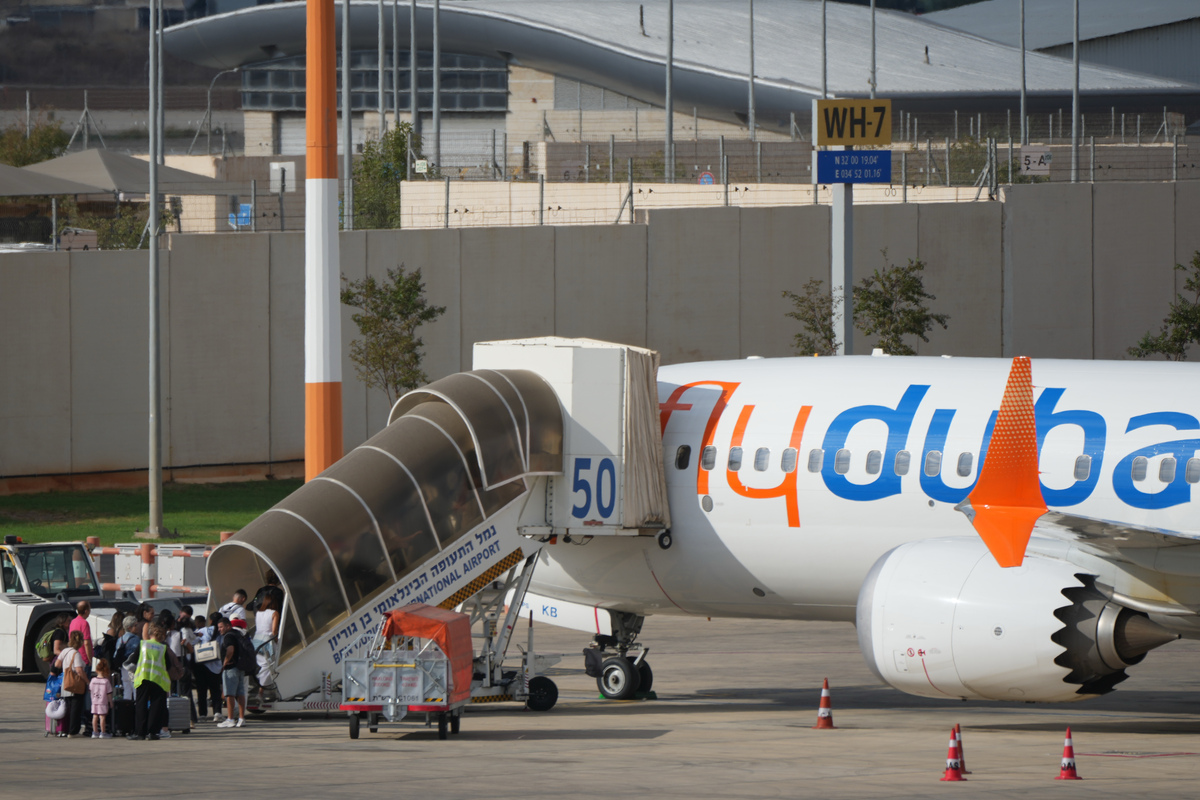 Un avión despega mientras otro de Flydubai está sobre la pista del Aeropuerto Internacional de Dubái, en Emiratos Árabes Unidos, el 30 de septiembre.