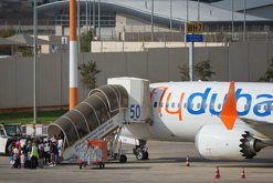 Un avión despega mientras otro de Flydubai está sobre la pista del Aeropuerto Internacional de Dubái, en Emiratos Árabes Unidos, el 30 de septiembre.