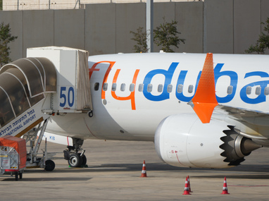 Un avión despega mientras otro de Flydubai está sobre la pista del Aeropuerto Internacional de Dubái, en Emiratos Árabes Unidos, el 30 de septiembre.