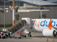 Un avión despega mientras otro de Flydubai está sobre la pista del Aeropuerto Internacional de Dubái, en Emiratos Árabes Unidos, el 30 de septiembre.