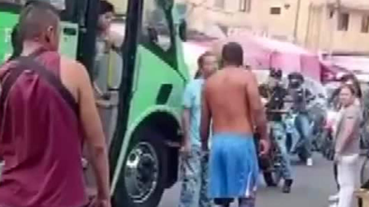 Captan pelea entre tres hombres y chofer de transporte público en la Álvaro Obregón