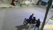 Captan a dos sujetos asaltando a joven en calles de Chimalhuacán