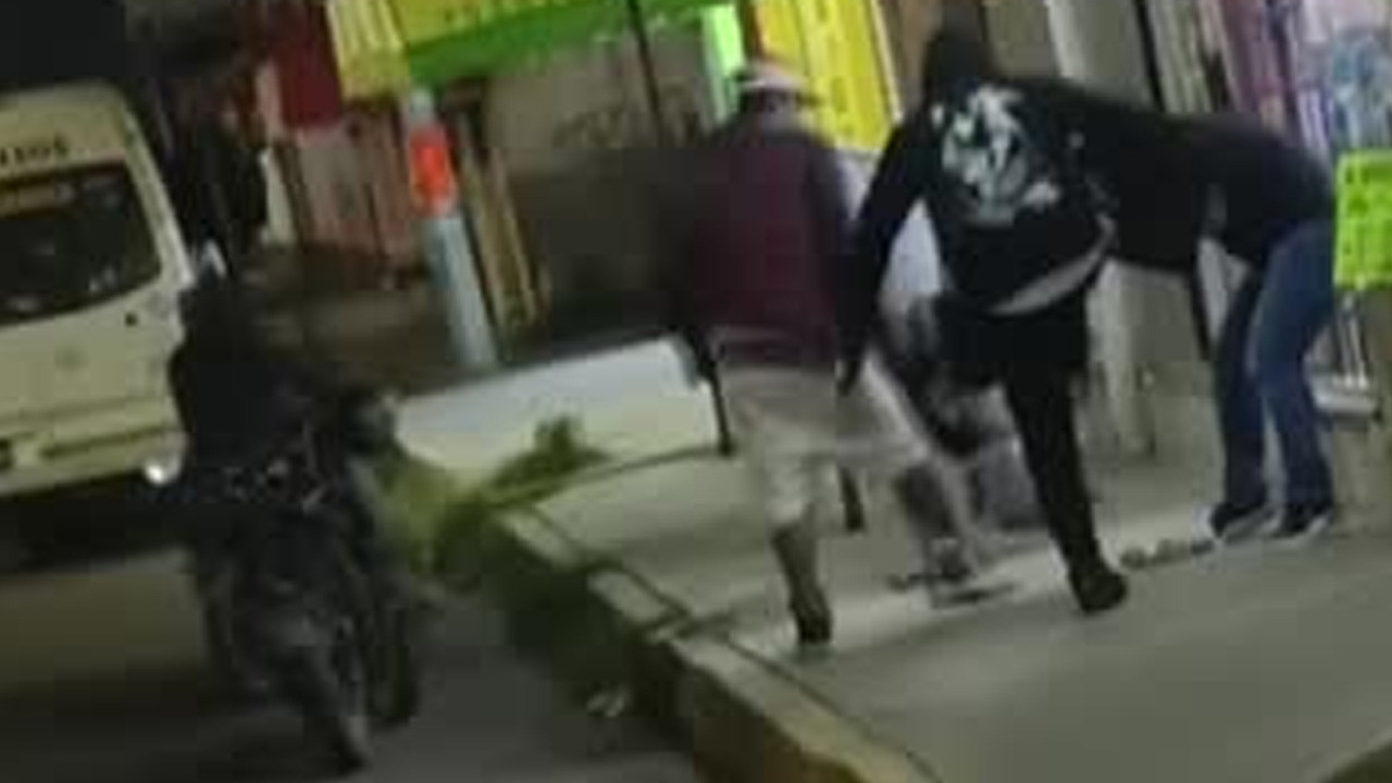 Captan violento asalto en motocicleta en Chalco; vecinos exigen vigilancia