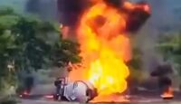 Corporaciones de emergencia laboran para sofocar el fuego en el tractocamión cargado con combustible que se volcó sobre la autopista 180D