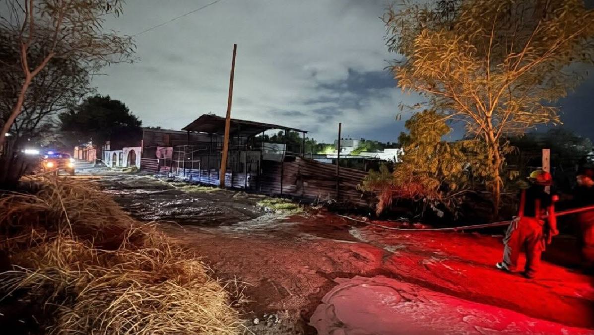 Los cuerpos de emergencia desplegaron diversas maniobras para combatir las llamas.