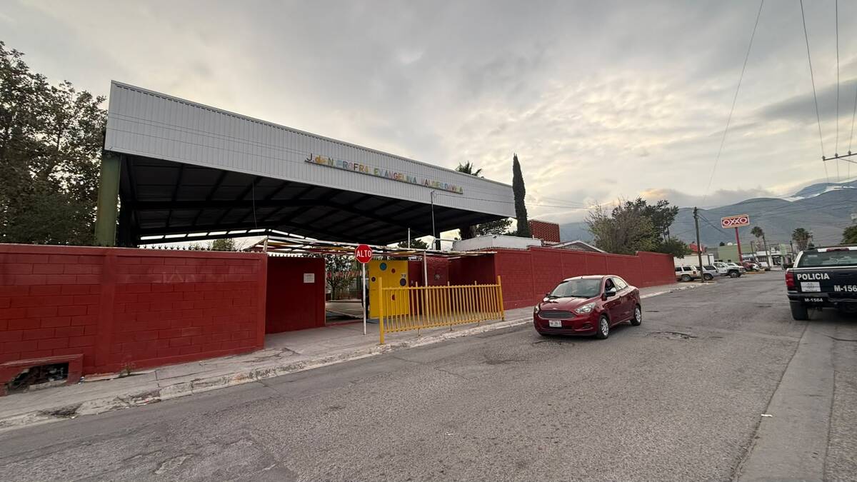 La estructura quedó derribada en el acceso del plantel ubicado entre las calles 19 y 14.