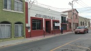 La familia busca que las autoridades educativas garanticen condiciones seguras para la estudiante.