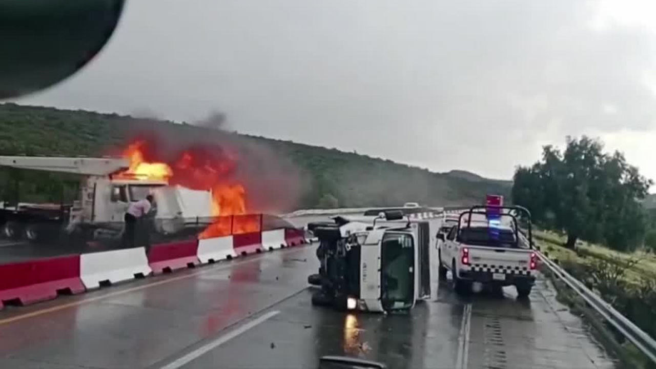 Grúa se incendia tras choque múltiple y provoca cierre del Arco Norte