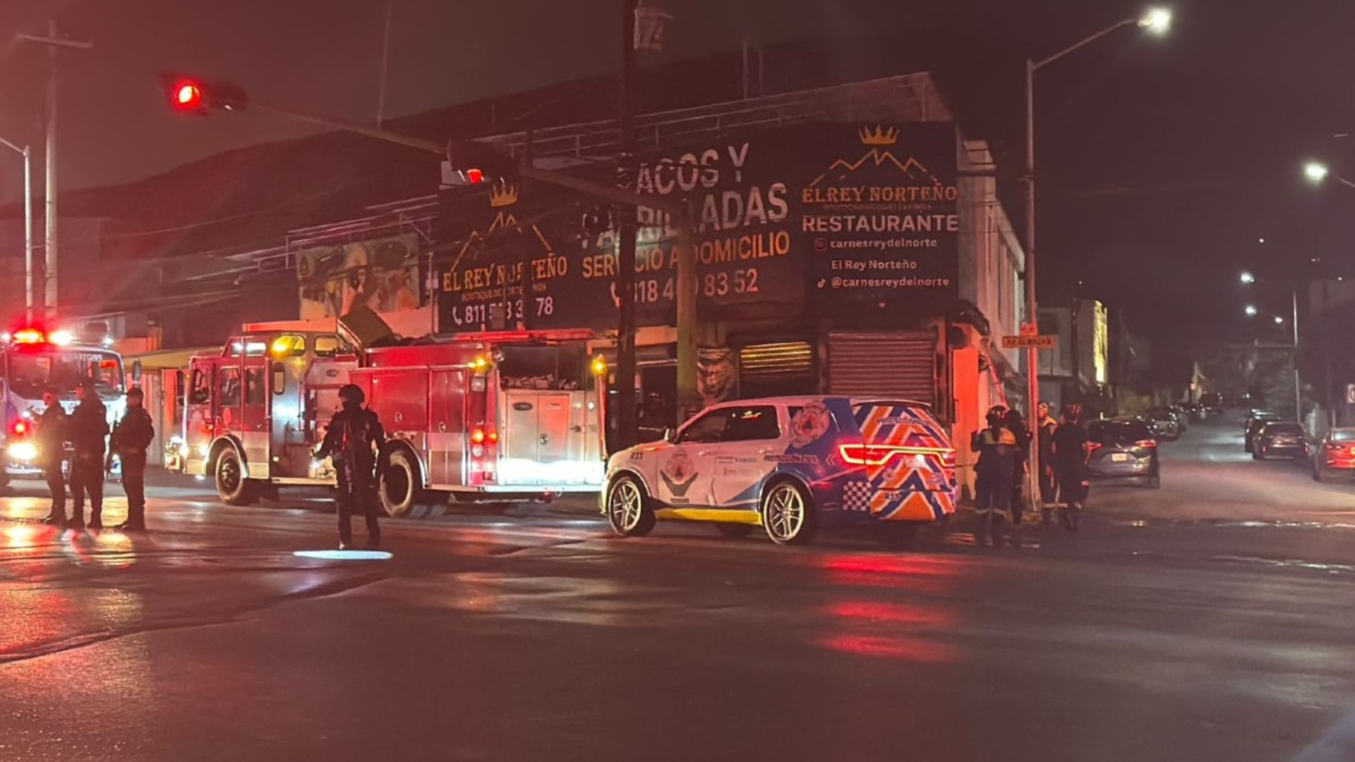 Incendio en restaurante provoca cierre vial en Monterrey y San Nicolás