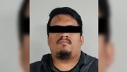 La joven laboraba bajo las ordenes del hombre.