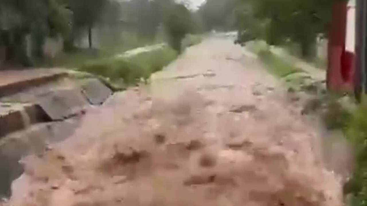 Lluvias provocan evacuaciones y dejan escuelas y familias incomunicadas en Lázaro Cárdenas, Michoacán