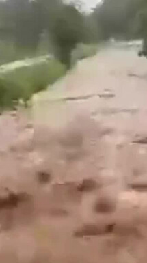Lluvias provocan evacuaciones y dejan escuelas y familias incomunicadas en Lázaro Cárdenas, Michoacán