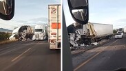 Los dos tráileres permanecieron a la orilla de la carretera federal 37.