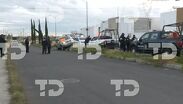 La mujer perdió el control de la unidad tras recibir impactos de bala en Tecámac.