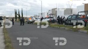 La mujer perdió el control de la unidad tras recibir impactos de bala en Tecámac.