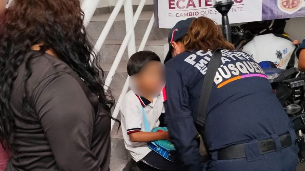 Niño escapa de primaria por temor a un regaño y es localizado por policías en Ecatepec