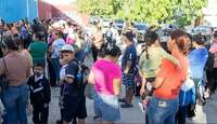 Padres de familia permanecieron afuera del plantel mientras esperaban una decisión.