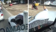 Pasajeros grabaron a dos sujetos que le cerraron el paso al autobús |
