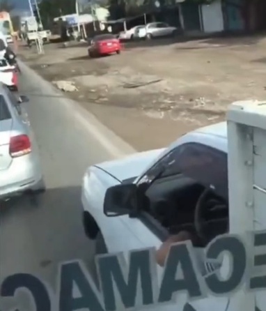 Pasajeros grabaron a dos sujetos que le cerraron el paso al autobús |