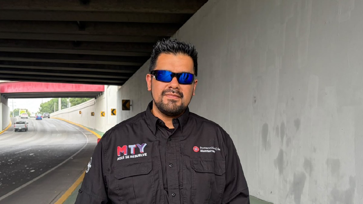 Personal de auxilio realiza vigilancia en las vías de Monterrey.