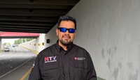 Personal de auxilio realiza vigilancia en las vías de Monterrey.