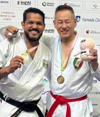 El sensei Guillermo Fuentes Almendariz conquistó la medalla de bronce en Kata Master, encabezando una exitosa delegación estatal de 25 competidores.