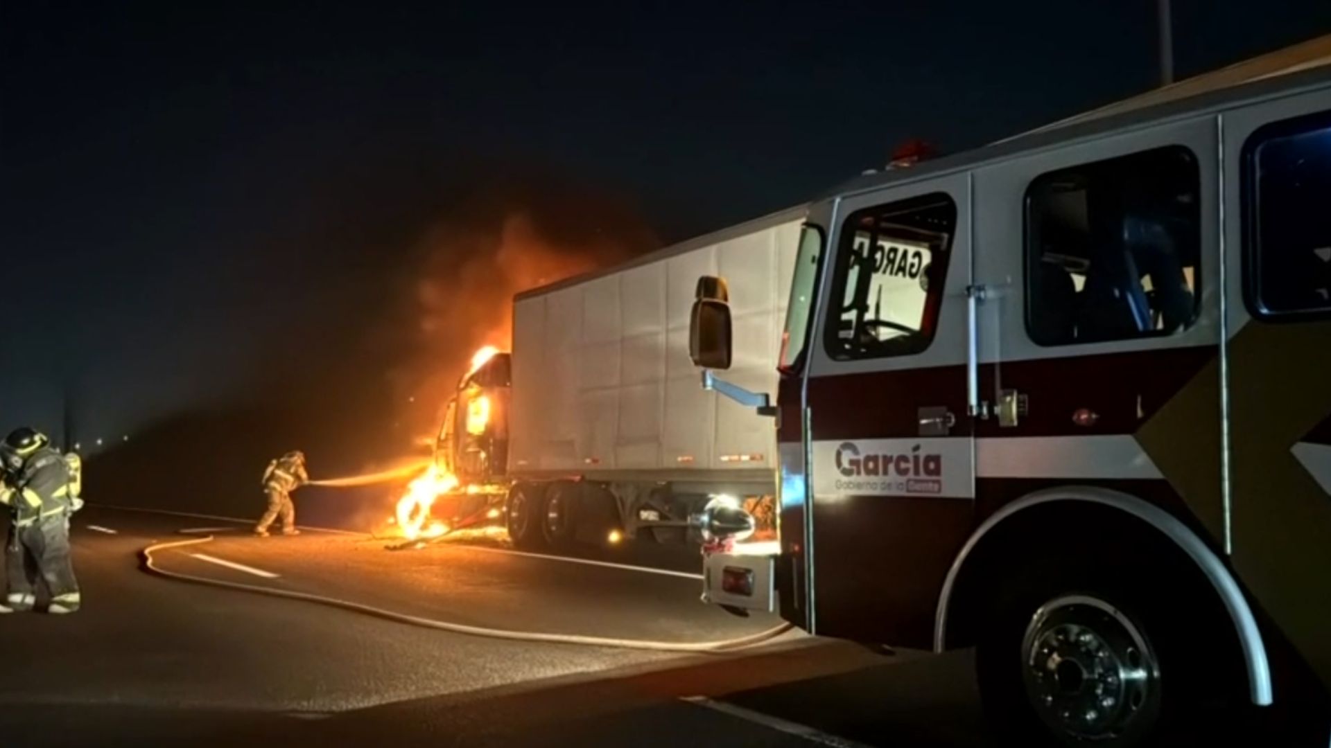 Tráiler se incendia en Libramiento Noreste; genera tráfico hacia Saltillo