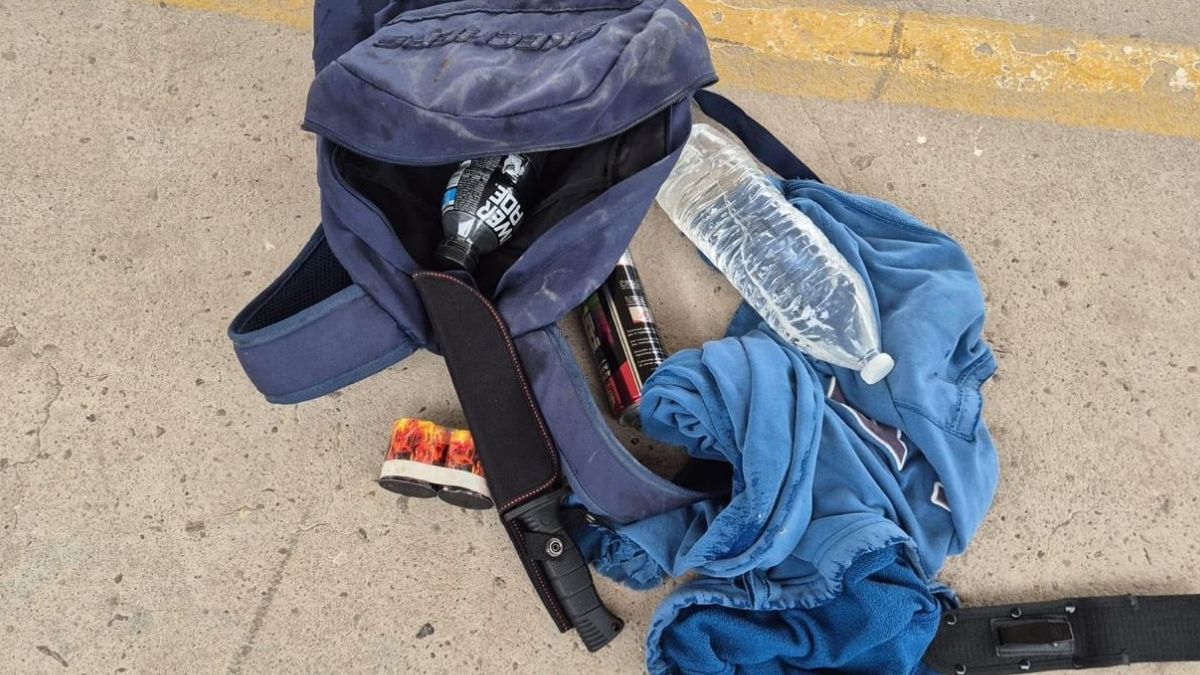 En las afueras de la secundaria, decenas de padres de familia se congregaron entre gritos y momentos de angustia.