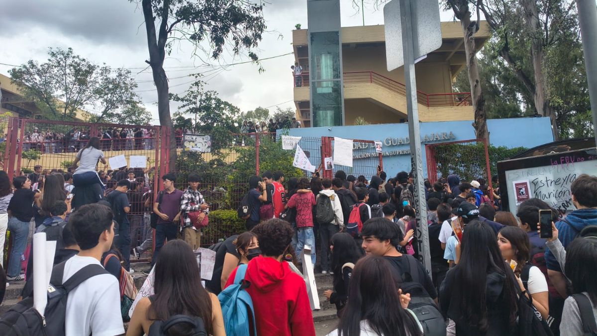 Alumnos de la Vocacional de Guadalajara protestan contra acoso de cinco profesores.