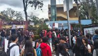 Alumnos de la Vocacional de Guadalajara protestan contra acoso de cinco profesores.