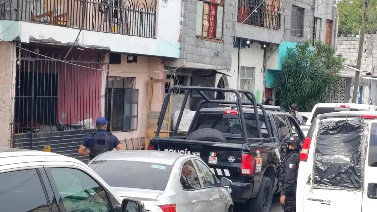 Autoridades investigan a tres detenidos por su posible relación con una banda que habría cometido robos con violencia en varios municipios.