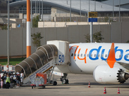 Un avión despega mientras otro de Flydubai está sobre la pista del Aeropuerto Internacional de Dubái, en Emiratos Árabes Unidos, el 30 de septiembre.