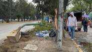 Un camión de la empresa Oxxo impactó contra un poste de luz y un árbol en el Bulevar del Niño Poblano | Ulises Raziel Juárez Guarneros