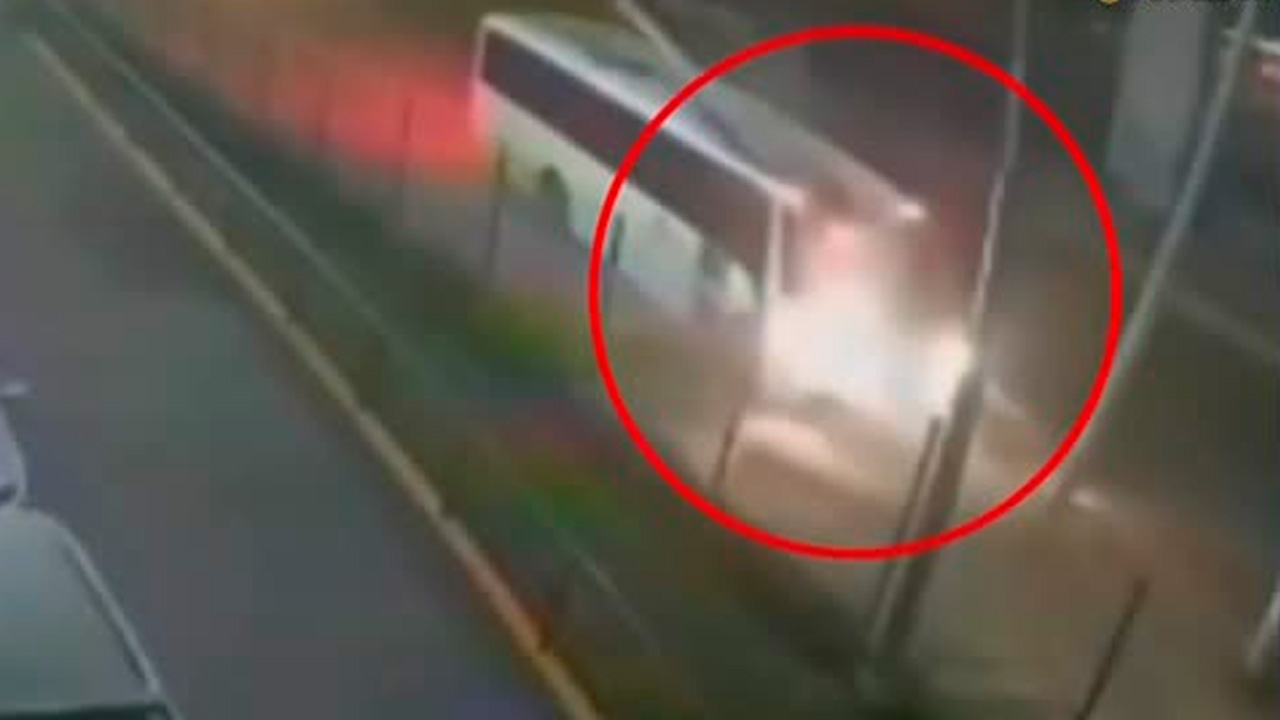 Camión de estudiantes impacta contra poste en la autopista México-Querétaro