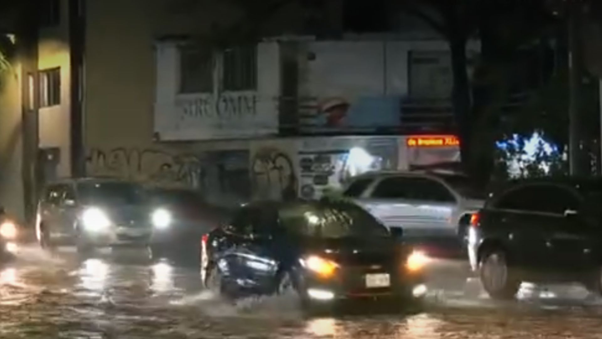 Caos en Iztapalapa por inundaciones: Autoridades ignoran socavón y afectan el tránsito vehicular. TD Nocturno CdMx, 01 de octubre 2026