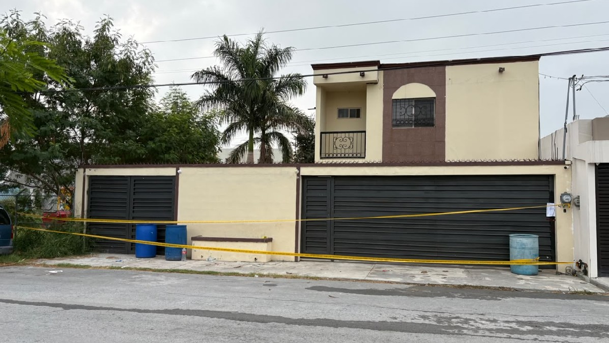 Durante el cateo, las autoridades aseguraron un arma de fuego corta.