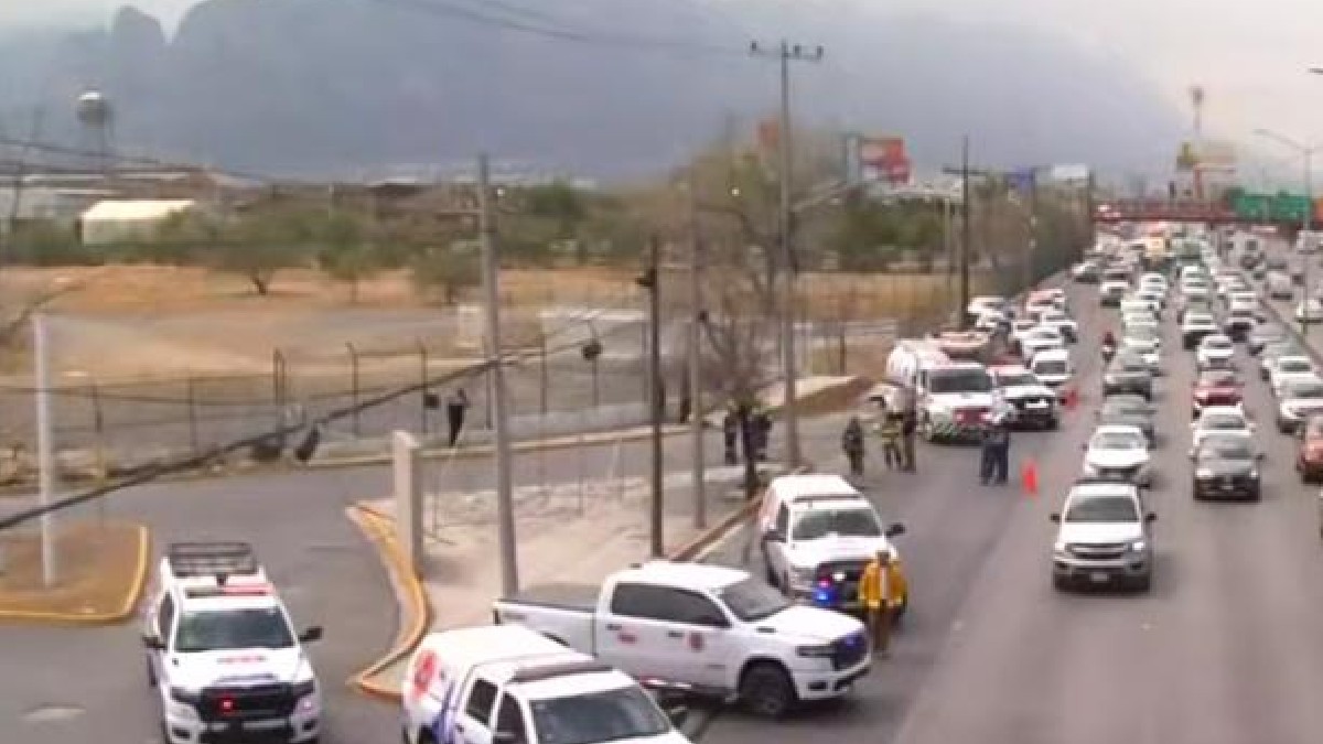 Cierre vial provoca tráfico cerca de los límites con Santa Catarina.
