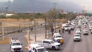 Cierre vial provoca tráfico cerca de los límites con Santa Catarina.