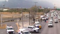 Cierre vial provoca tráfico cerca de los límites con Santa Catarina.