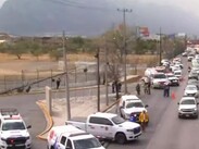 Cierre vial provoca tráfico cerca de los límites con Santa Catarina.