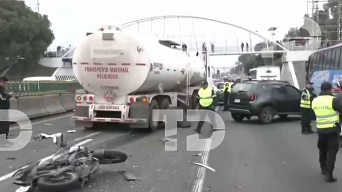 Conductor de una pipa impacto diversos autos sobre la autopista México-Pachuca.