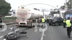 Conductor de una pipa impacto diversos autos sobre la autopista México-Pachuca.