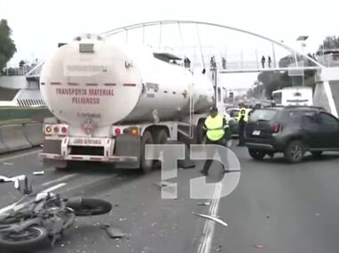 Conductor de una pipa impacto diversos autos sobre la autopista México-Pachuca.