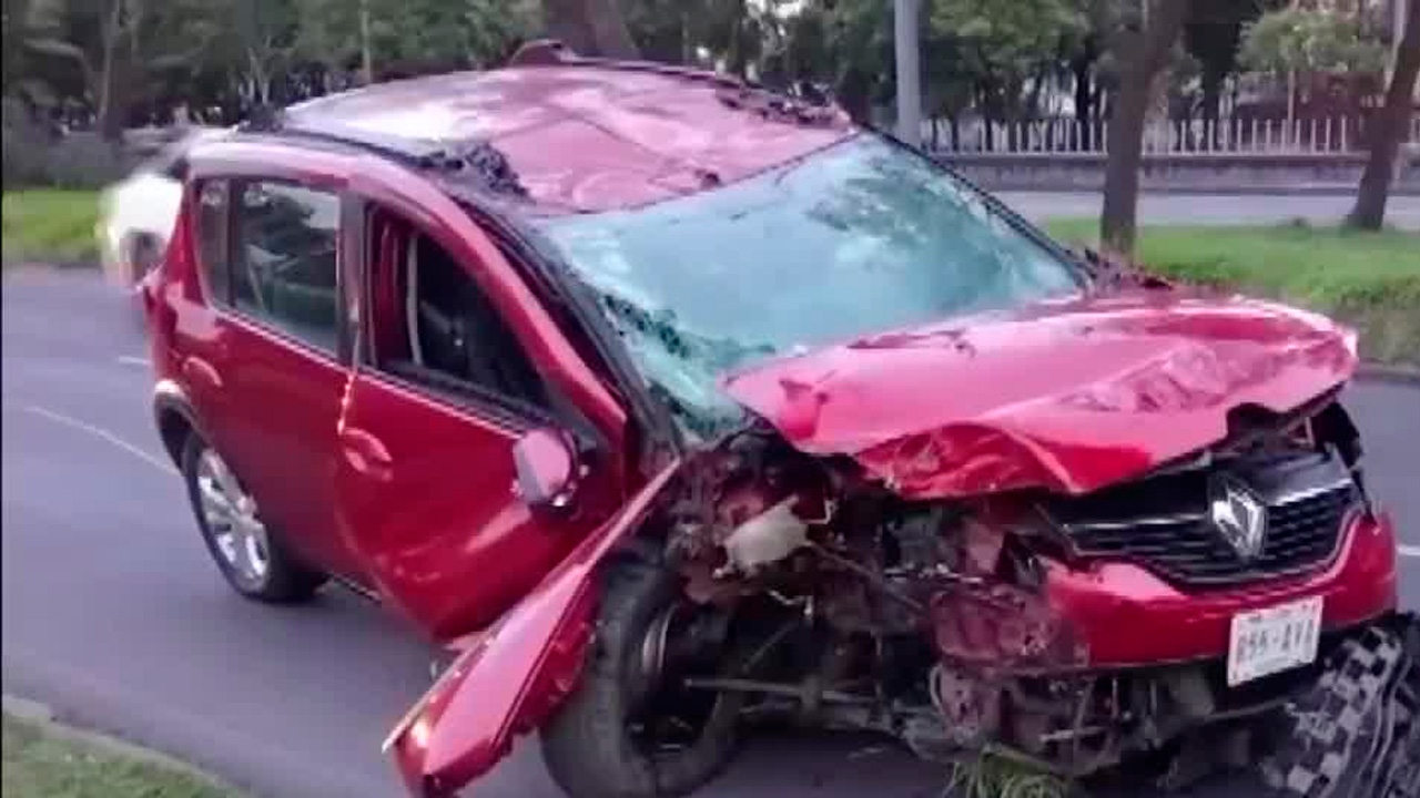 Conductor se queda dormido y vuelca sobre Periférico Sur, en Xochimilco