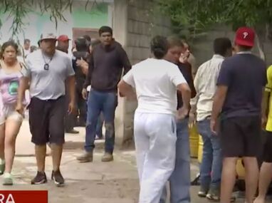 Tras los disparos, estudiantes comenzaron a salir del plantel visiblemente afectados, muchos de ellos en llanto.