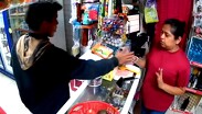 Los dueños del establecimiento difundieron el video del robo para dar con la identidad del presunto ladrón / Cortesía